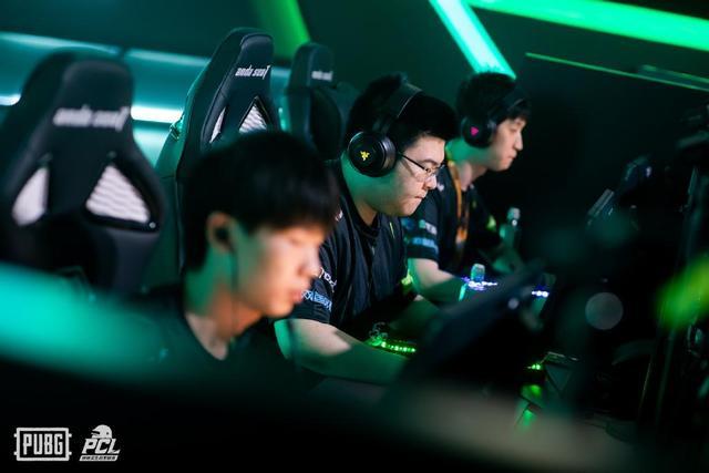 更凸显了他 更凸显了他